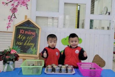 Kỹ năng xếp cốc vào khay – Lớp 2T