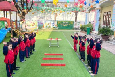 Vận động: Bật qua vật cản, thổi bóng vào rổ – Lớp 3B